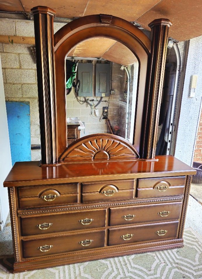 7 DRAWER DRESSER AND MIRROR COMBO