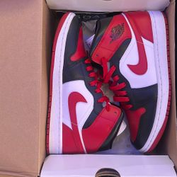 Air Jordan 1 Mid 