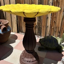 New Bird Bath Made Out Of Cement Perfect Gift 