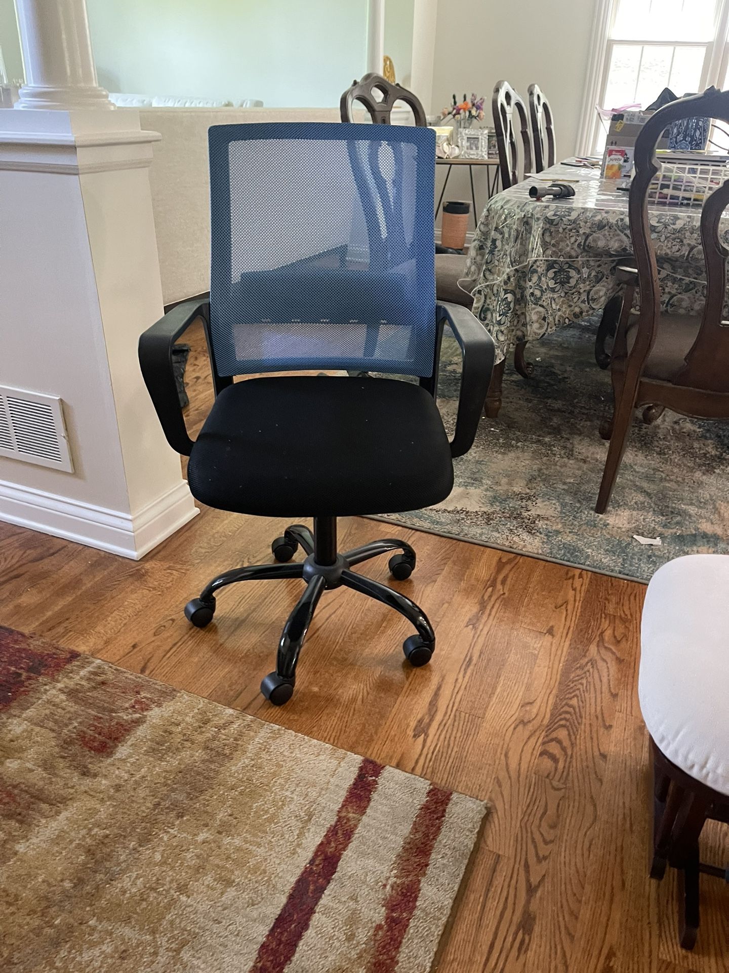 Comfortable Mesh Office Chair – Great Condition!
