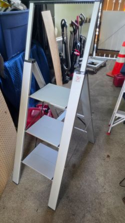 Deep/Wide/Stable Step Ladder W/Hand Rail 4 1/2' - 4.5'