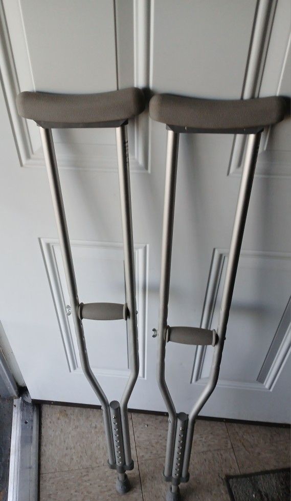 Adjustable Height Crutches (New)