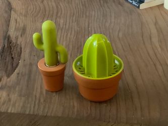 Joie Cactus Lemon Juicer and Tea Infuser