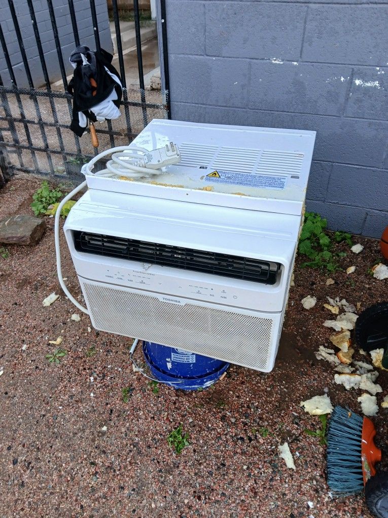 Toshiba
12,000 BTU 115-Volt Smart Wi-Fi Touch Control Window Air Conditioner 550 sq. ft.