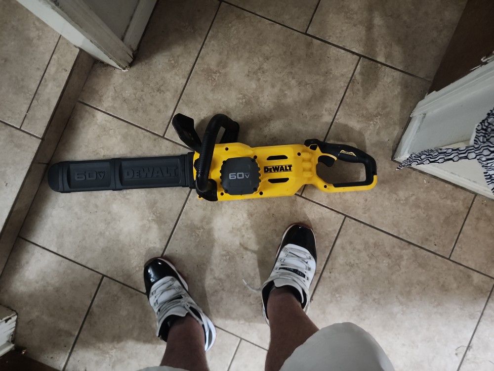 Dewalt 60 V Chainsaw