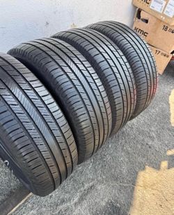 225 60 17 Michelín I'm selling this set of tires with 80% life left on all 4