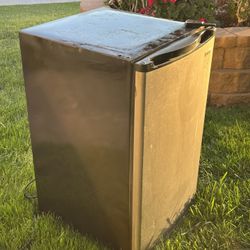 Magic Chef Mini Fridge 