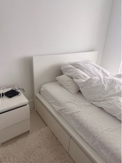 Free Queen bed size Width-59 in Height-40 in Length-78 in