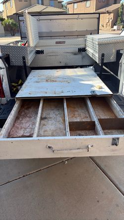 Sliding tool box