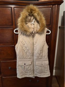 Quilted vest with detachable hood