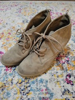 Old Navy Women’s beige/tan Booties Sz 9.