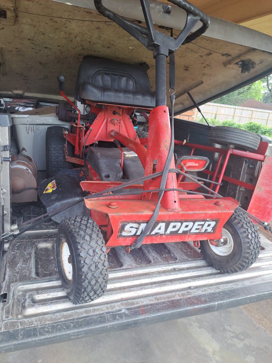 Snapper Riding Mower. 