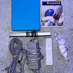 BLUE NINTENDO WII CONSOLE WITH VIDEO GAME & CONTROLLER