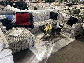 Lovely Sectional! 🚨🛋️✨ Easy Financing! ✨