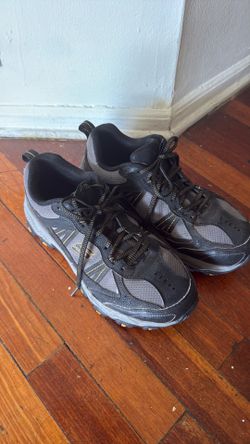 Shoes hiking 8.5 size skecher used only once