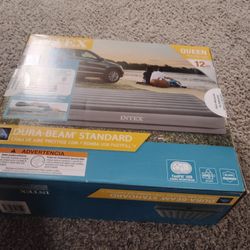  New in Box Intex Queen Airbed with built in pump  4o2 383 391o