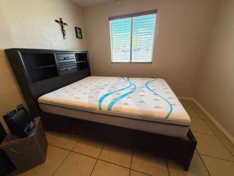 Queen bed frame with drawers and dresser with mirror (mattress not included)/Base de cama Queen y Tocador con espejo ( Colchón no incluido)