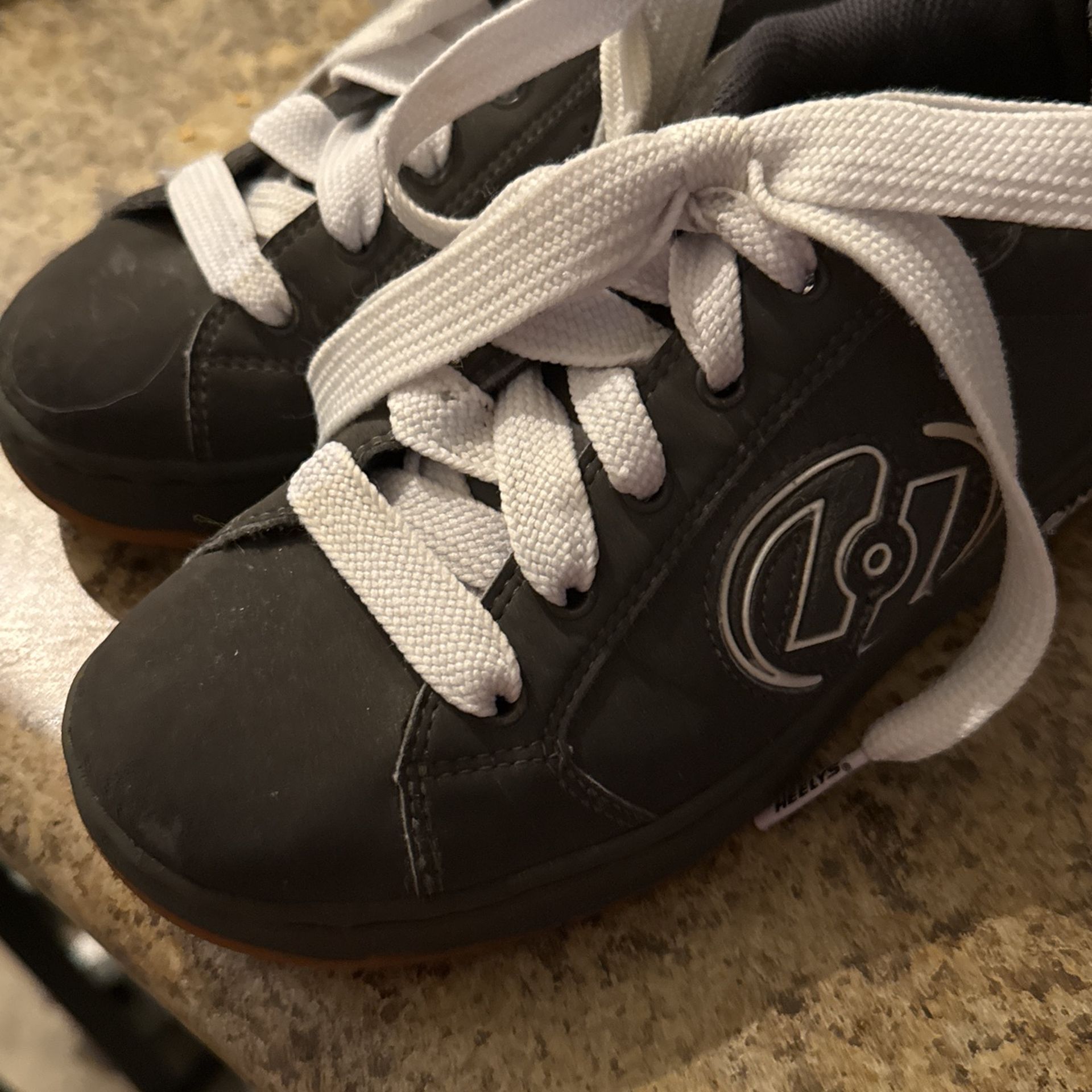 Heely Unisex Voyager Shoes Size 4