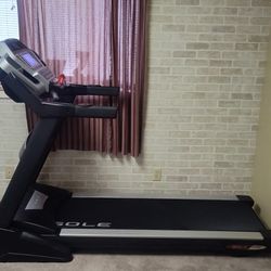 SOLE F80 TREADMILL ( LIKE NEW AND DELIVERY AVAILABLE TODAY