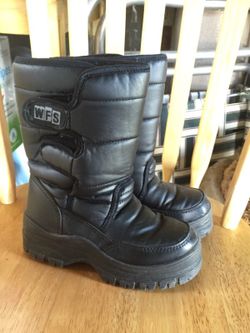 Boys sz 2 winter boots $7.00