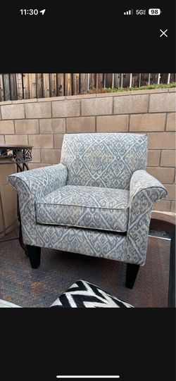 Very nice, clean accent chair, excellent condition