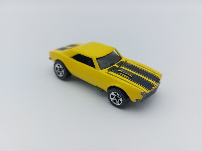 Hot Wheels '67 Camaro Yellow & Black Diecast Car Mattel 1982 Hood Raises 2.5"