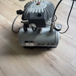JUN-AIR Model 6-4 120 Psi AIR COMPRESSOR LABORATORY PUMP