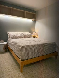 *5/28 AM PICKUP ONLY* Gently used Queen Platform Bed Frame