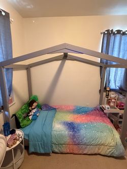 Kids twin house frame bed