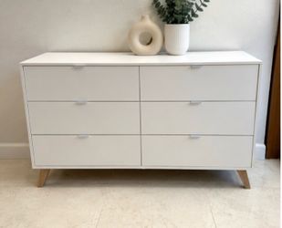 Modern White 6-Drawer Dresser with Wood Legs – Excellent Condition