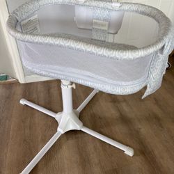 Halo Swivel Bassinet 