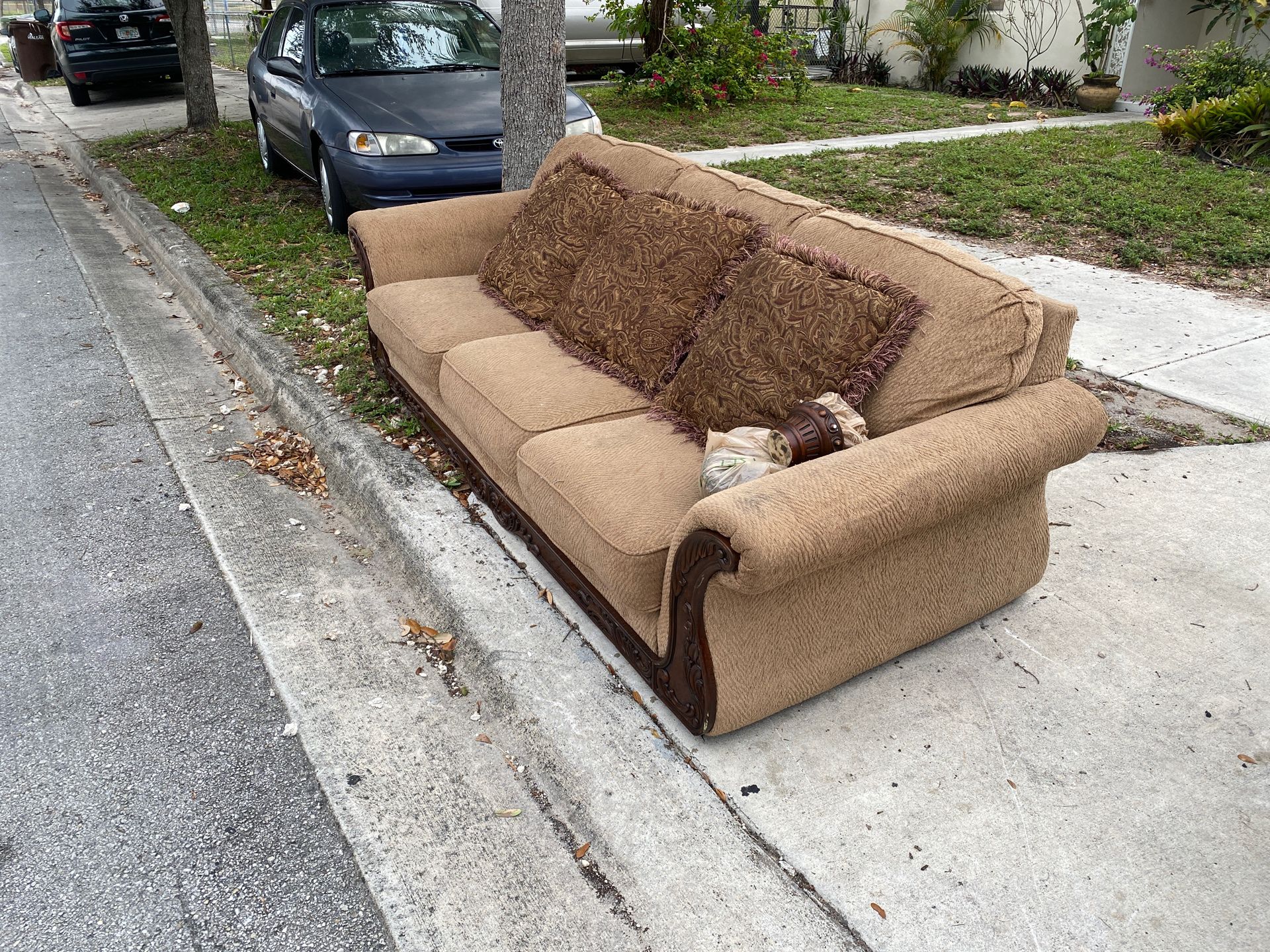 Free furniture pick up for Sale in Hialeah, FL OfferUp
