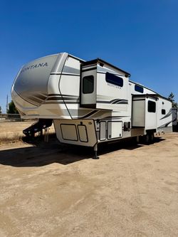 2022 Montana 3855BR