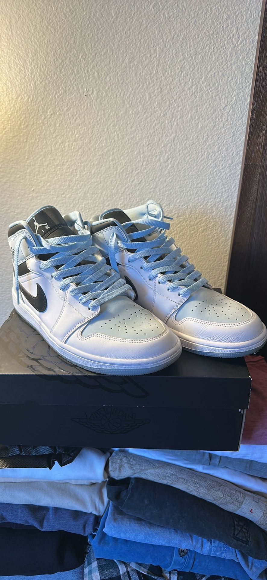 Jordan 1 Mid SE “ice Blue”