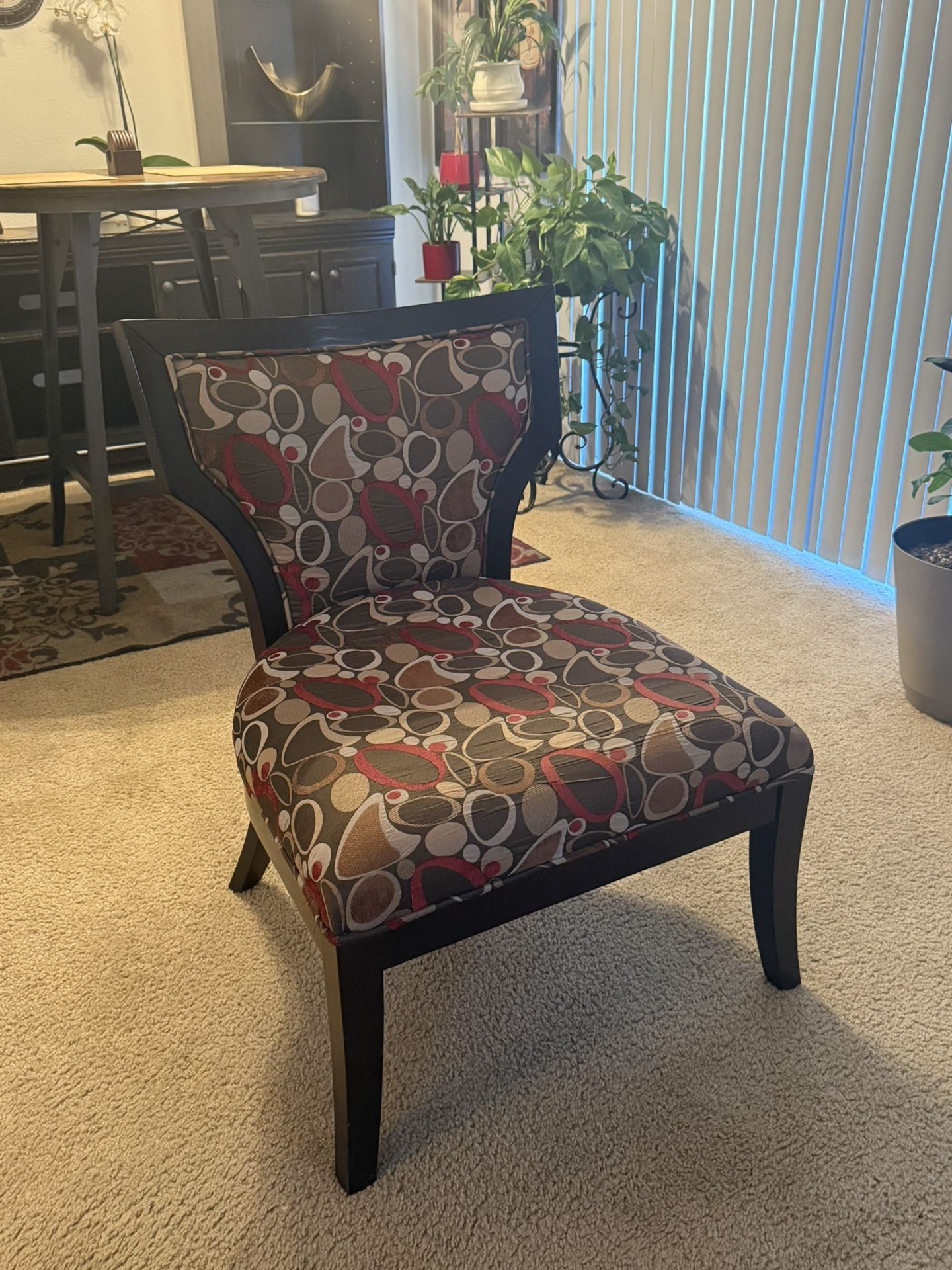 🪑 Accent Chair – Upholstered, Sturdy & Stylish