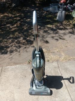 !! Vacuum   Black and  Decker Air Swivel