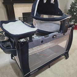 [Move out Sale] Like New - Graco Pack n Play w/ Bassinet & Changing Station