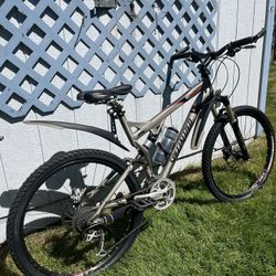Specialized FSR XC MTB Bike. Excellent Cond. Full Sus/Disc brakes