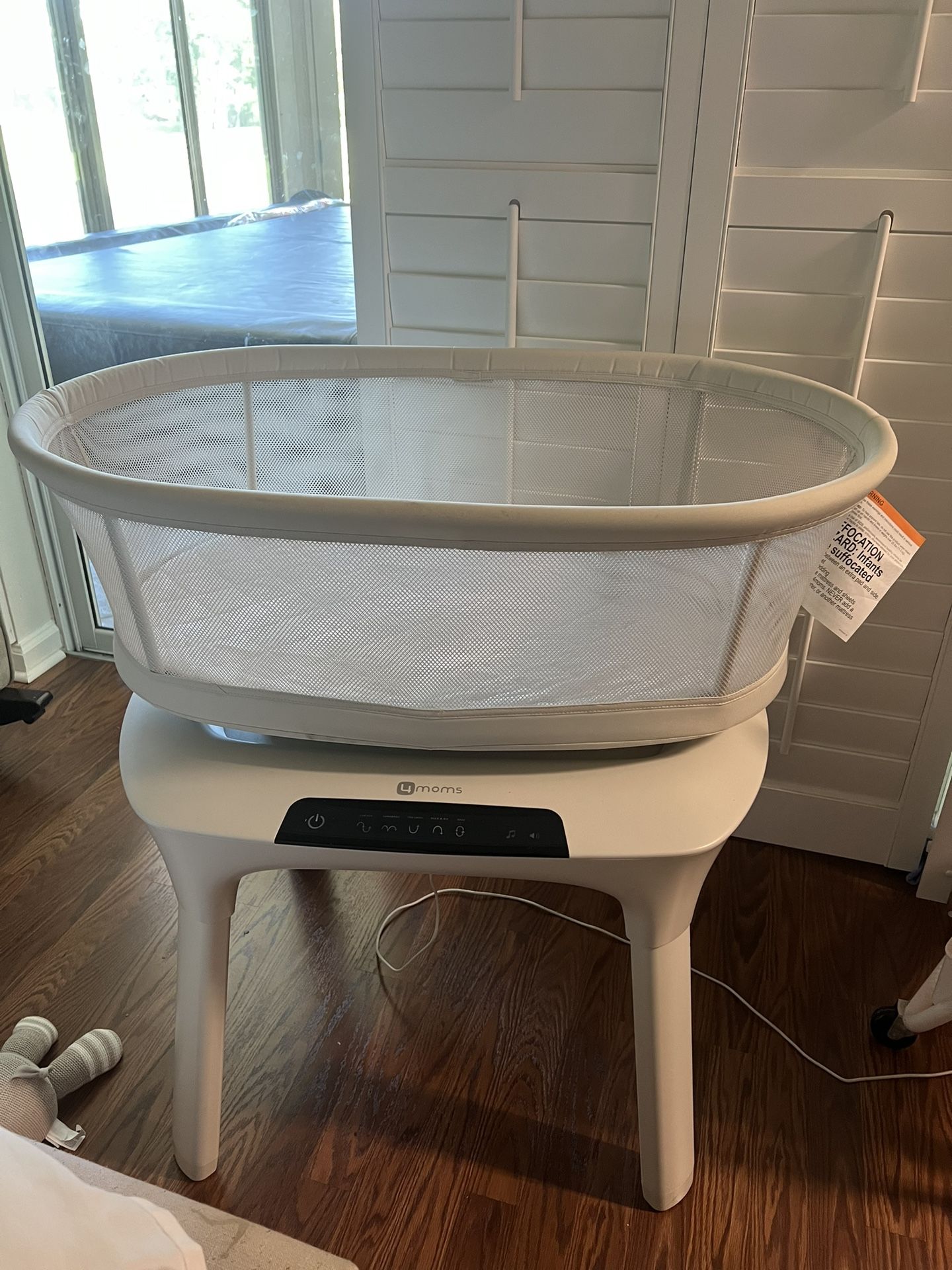 Gently Used 4moms mamaRoo Sleep Bassinet - White Mesh with Stand !