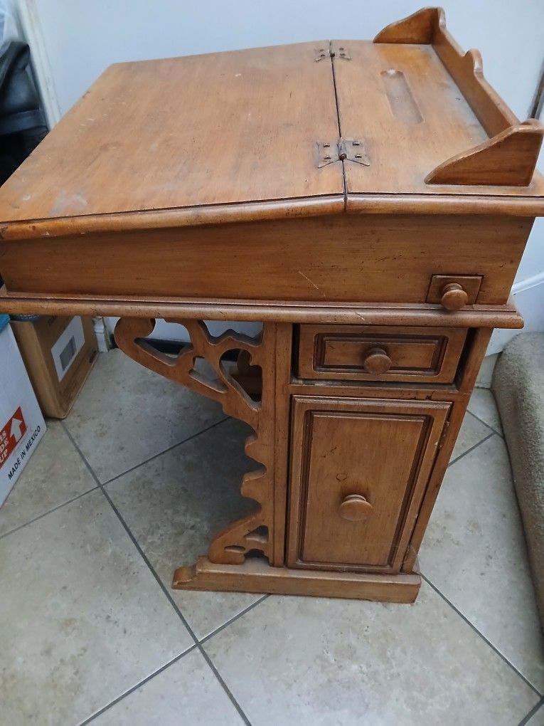 Wood Captians Desk 22"×22"×32"