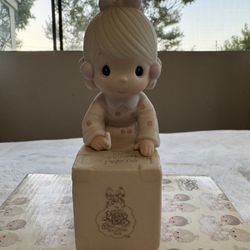Precious Moments “Sharing Is Universal” (1987) – Collectors’ Club Figurine w/ Box