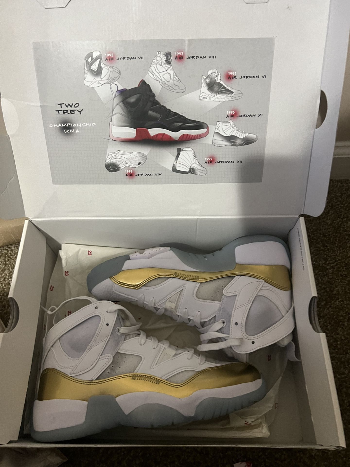 WMNS JUMPMAN TWO TREY WHITE/BLACK-METALLIC GOLD