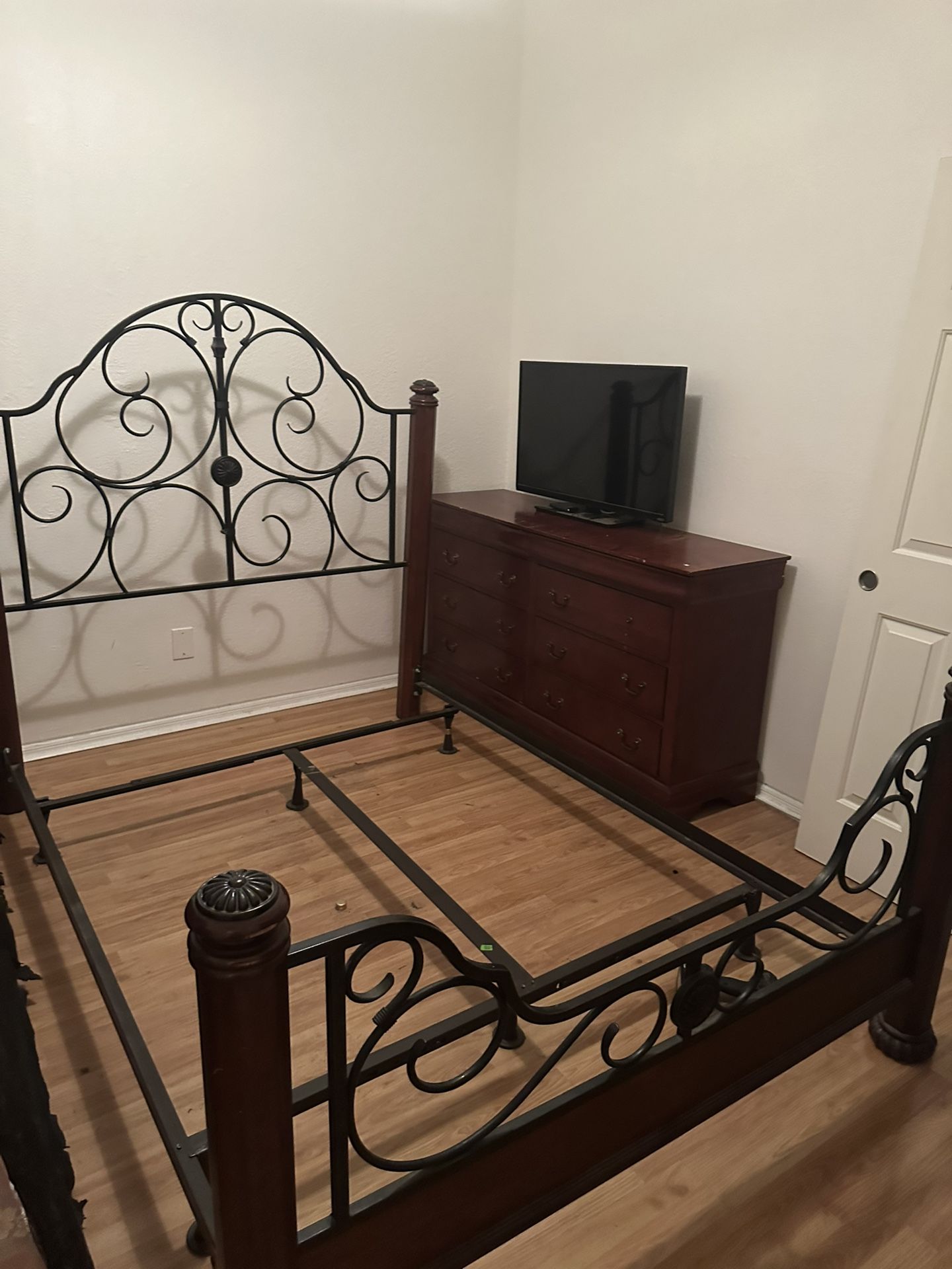 Beautiful Queen Size Bedroom Set.