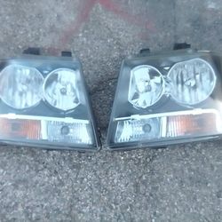 2007-2014 Chevrolet Tahoe Headlights With Light Bulbs And Accessories.
