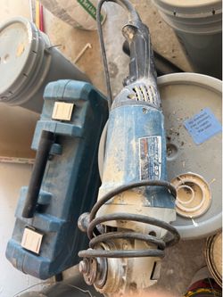 Makita GA9040S Angle Grinder features a large 9-inch disc capacity powered by a robust 15-amp motor.