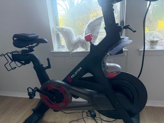 Like-New Original Peloton Bike – Low Miles, Upgraded Screen (Model PLTN-RB1VQ2)