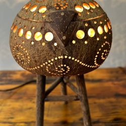 LAMPARA ANTIGUA ARTESANAL DE CASCARON DE COCO