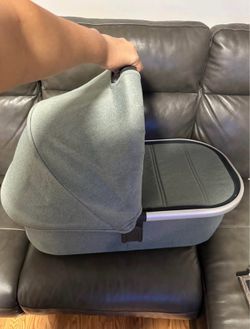 Uppababy bassinet Gwen green