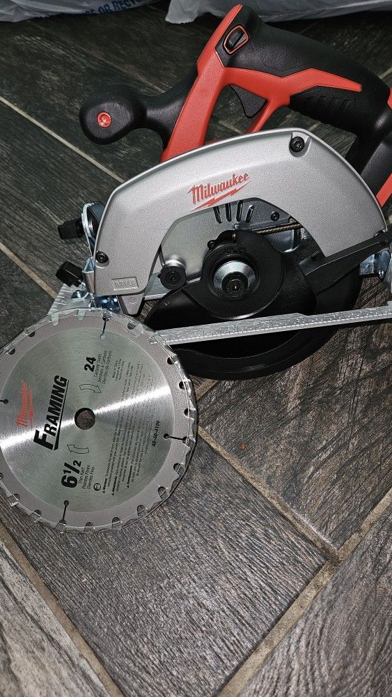Milwaukee
M18 18V Lithium-Ion Cordless 6-1/2 in. Circular Saw (Tool-Only)