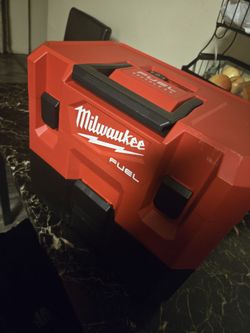 Milwaukee Vacuum with battery